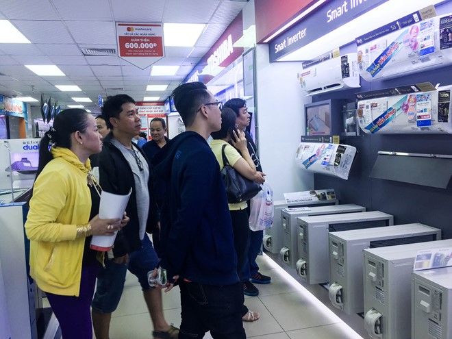 Người Sài Gòn đổ xô đi mua máy lạnh chống chọi mùa nắng nóng