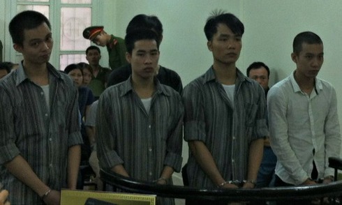 Nhóm cướp dàn hàng ngang trấn tài sản trên đê sông Hồng